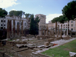 Blick auf Tempel A (Hintergrund) und B